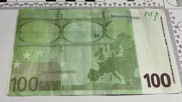 Na jihu Čech někdo platí filmovými eurovými bankovkami. Hledá ho policie